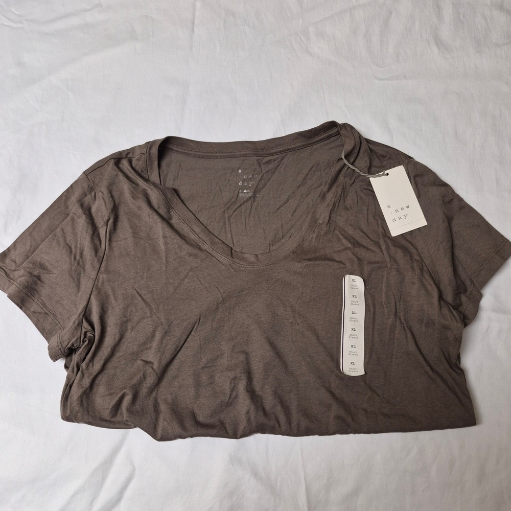 A New Day Womens XL V-Neck Short Sleeve T-Shirt Brown Solid Casual Basic NWT